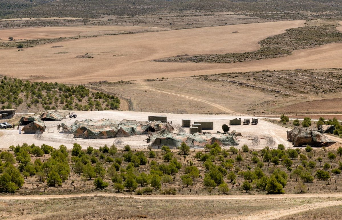 EMADmde's tweet image. El adiestramiento conjunto es fundamental para garantizar la seguridad nacional 🇪🇸.

Con el ejercicio #COPEX los 5 mandos componentes se adiestran junto con el #MOPS en el planeamiento y conducción de una operación de alta intensidad.

@EjercitoTierra

@Armada_esp

@EjercitoAire