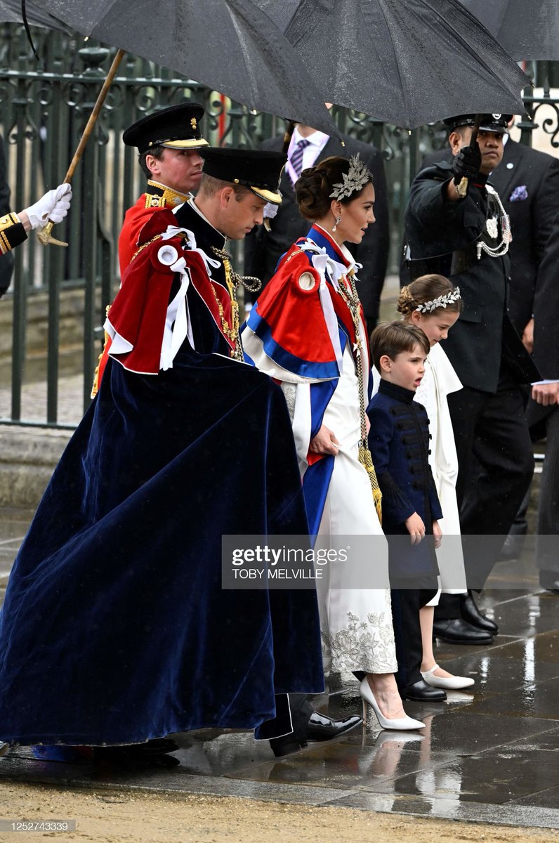 katesclosetau's tweet photo. The Prince and Princess of Wales with their two children Princess Charlotte and Prince Louis arrive at Westminster Abbey for the King's #Coronation https://t.co/oSBxLb5gDK