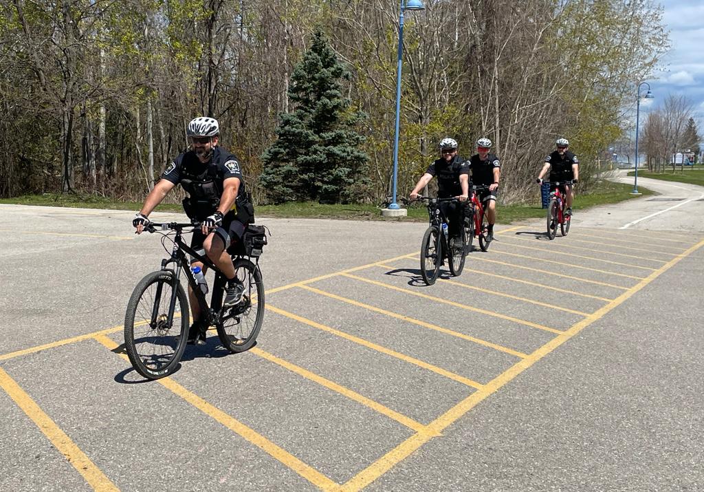 SouthSimcoePS's tweet photo. Good morning @townofinnisfil @TownofBWG! Riding into Saturday with the @SouthSimcoePS #BikeUnit!
Enjoy this beautiful sunny day and be safe out there. โ๏ธ๐ฒ
#CycleSafe #DriveSafe #RoadSafety https://t.co/cLlWEcKuov
