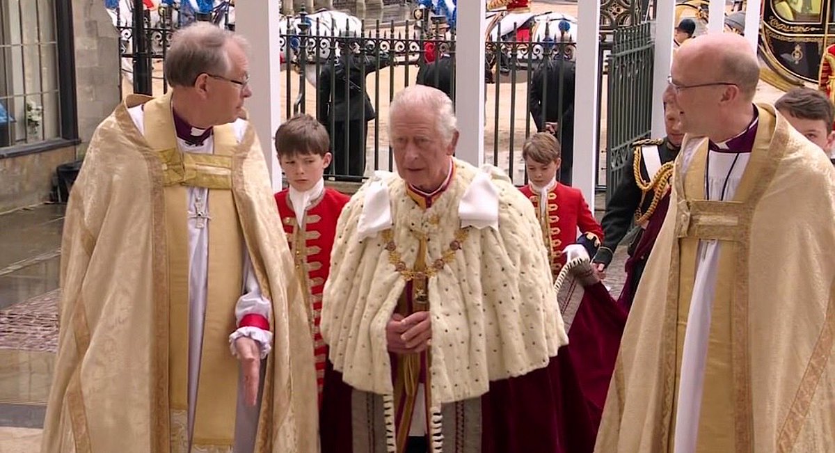 Cheering on our local boy during his big gig at the #Coronation. Good to see Bishop Michael is as 😊 as ever. ⁦<a href="/BathWells/">Diocese of Bath & Wells</a>⁩