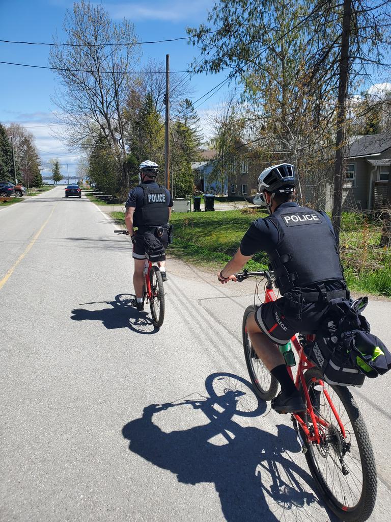 SouthSimcoePS's tweet photo. Good morning @townofinnisfil @TownofBWG! Riding into Saturday with the @SouthSimcoePS #BikeUnit!
Enjoy this beautiful sunny day and be safe out there. โ๏ธ๐ฒ
#CycleSafe #DriveSafe #RoadSafety https://t.co/cLlWEcKuov