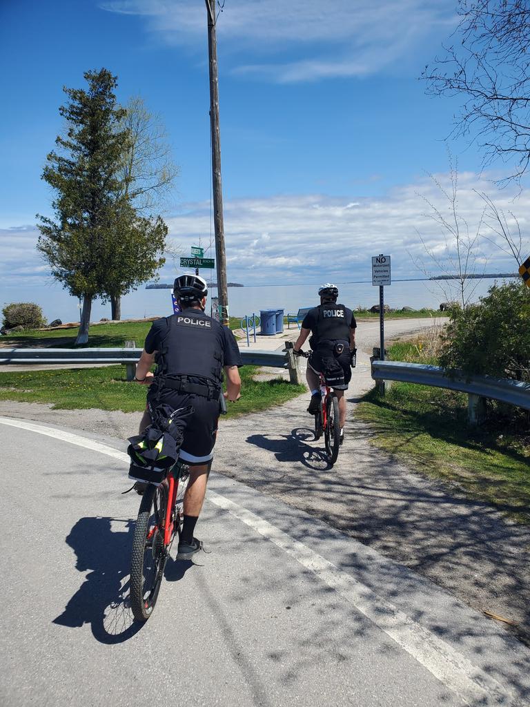 SouthSimcoePS's tweet photo. Good morning @townofinnisfil @TownofBWG! Riding into Saturday with the @SouthSimcoePS #BikeUnit!
Enjoy this beautiful sunny day and be safe out there. โ๏ธ๐ฒ
#CycleSafe #DriveSafe #RoadSafety https://t.co/cLlWEcKuov