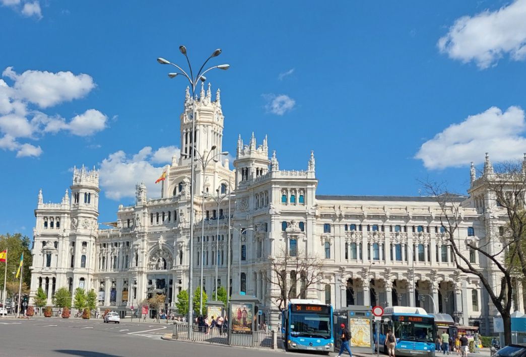 📢Este sábado 6 de mayo iluminamos el Palacio de Cibeles con los colores de la bandera británica 🇬🇧 con motivo de la coronación de S.M. Carlos lll.