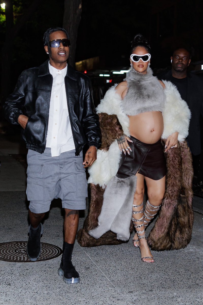 Nevernyny's tweet photo. Rihanna walks down In NYC Tonight for diner https://t.co/Iv5IM5Twrs