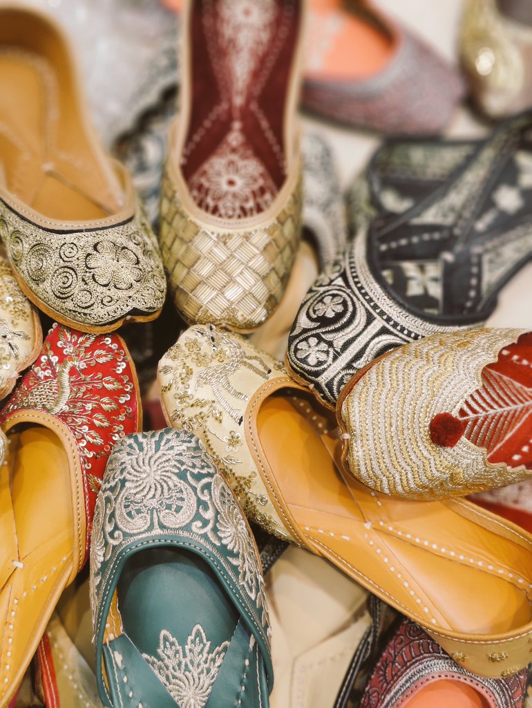 SargunShukla's tweet image. When in Patiala, the mandatory stopover at Just Juttis AC market for what is every Patialvi&apos;s pride!! #patialajuttis #spoiltforchoice