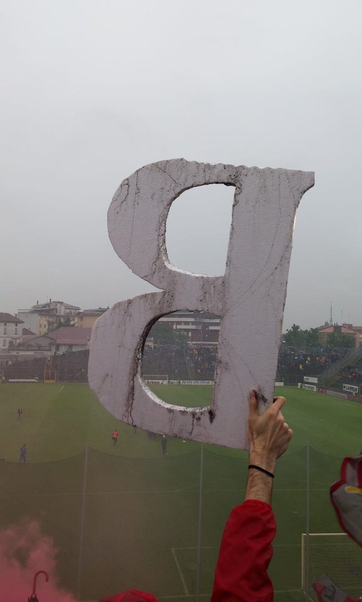 lore_coe's tweet photo. Grazie a questa vittoria la Cremonese torna in Serie B dopo 11 anni di attesa: tra i protagonisti il capitano #Brighenti, #Ravaglia e il cremonese #Lucchini. Senza dimenticare #Marconi, #Scappini e soprattutto #Scarsella con la sua indimenticabile scivolata per il 3-2 8/13 https://t.co/QccEFUwsFK