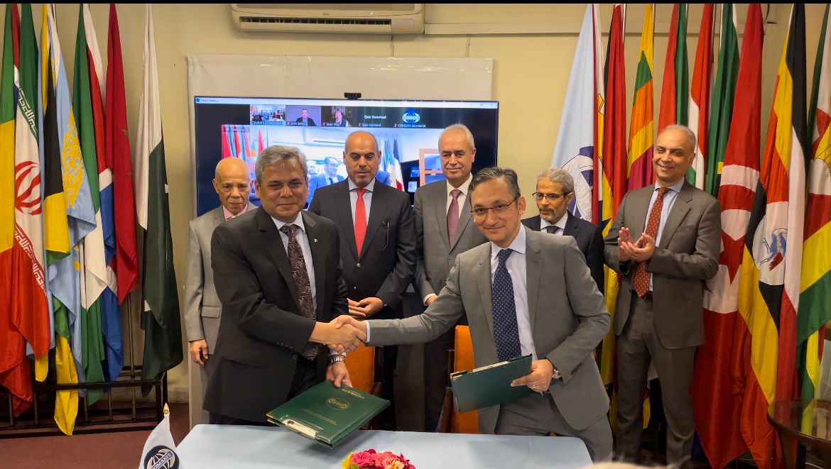 COMSATS Secretariat (@comsats_en) on Twitter photo ED @comsats_en, Amb. Dr. <a href="/ZakariaNafees/">Mohammad Nafees Zakaria</a> & <a href="/KamilMehmood6/">Kamil Mehmood</a>,Co-Founder & Director <a href="/Syndesis_Health/">Syndesis Health</a>,signed MOU for #GenomicSequencingPrograms. Collaboration aims to revolutionize #healthcare by aiding development of #curative drugs and #pharmaceutical products using modern technology ED @comsats_en, Amb. Dr. <a href="/ZakariaNafees/">Mohammad Nafees Zakaria</a> & <a href="/KamilMehmood6/">Kamil Mehmood</a>,Co-Founder & Director <a href="/Syndesis_Health/">Syndesis Health</a>,signed MOU for #GenomicSequencingPrograms. Collaboration aims to revolutionize #healthcare by aiding development of #curative drugs and #pharmaceutical products using modern technology