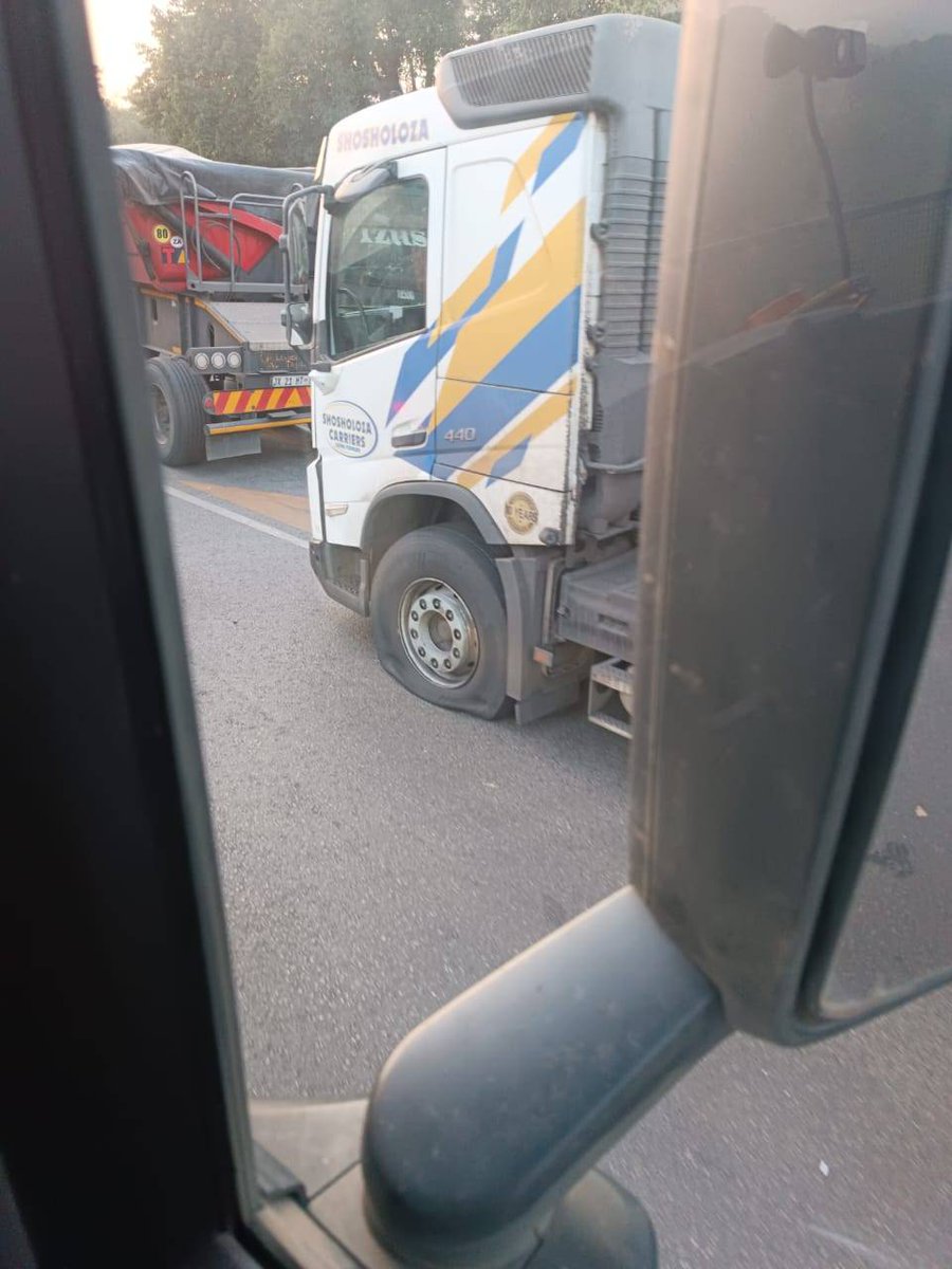 rsa_trucker's tweet photo. Beware on N4! Senseless Komatipoort cops, instead of protecting us from thieves, they now deflate the tyres so that you can't run. They tell themselves they are trying to control the queue. https://t.co/QKAen6p0B9