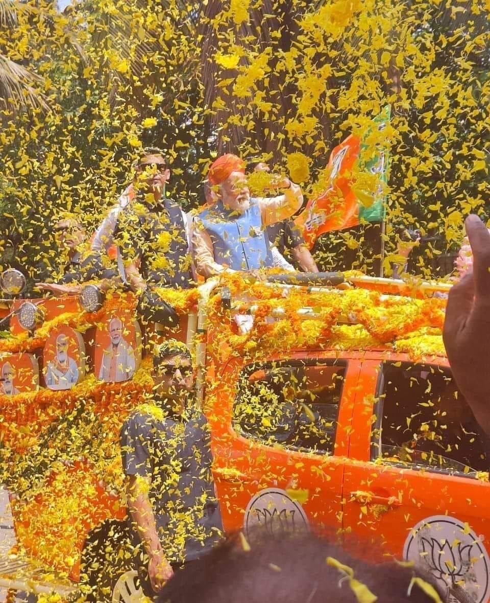 B L Santhosh (@blsanthosh) on Twitter photo 26 Kms …. 178 mnts …more than 8 lakh people on road …. It was historical .. memorable … energetic … well connected … U made our day special in a moment Modiji .. <a href="/narendramodi/">Narendra Modi</a>
#NammaBengaluralliNammaModi
#PoornaBahumatha4BJP 26 Kms …. 178 mnts …more than 8 lakh people on road …. It was historical .. memorable … energetic … well connected … U made our day special in a moment Modiji .. <a href="/narendramodi/">Narendra Modi</a>
#NammaBengaluralliNammaModi
#PoornaBahumatha4BJP