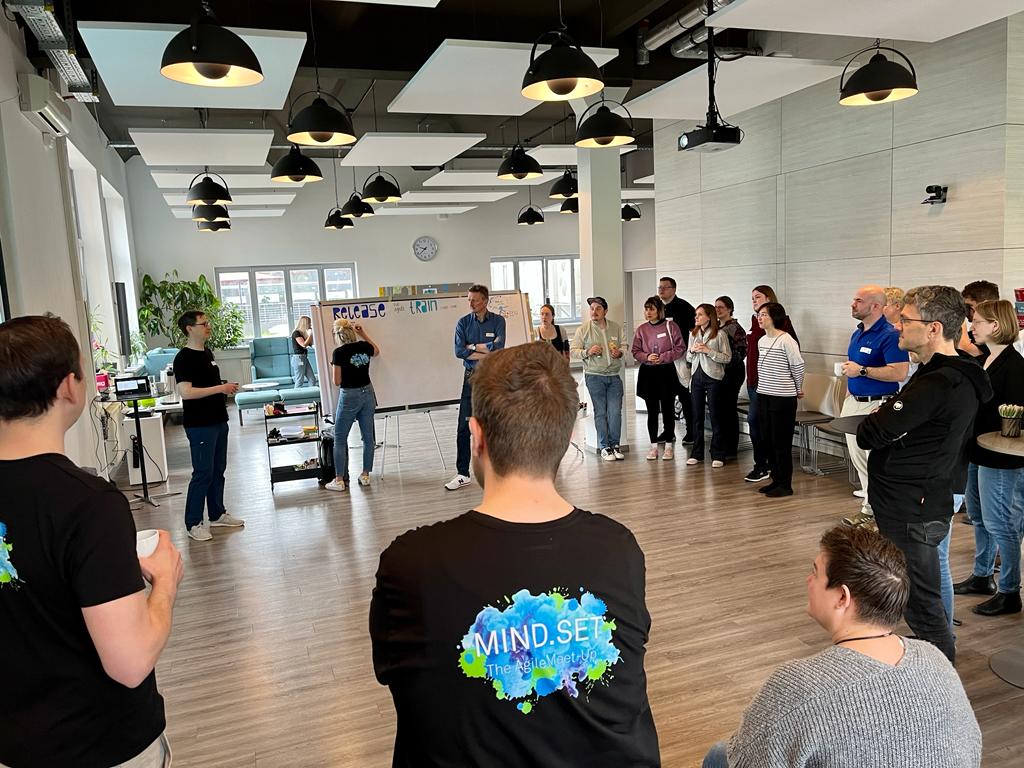 Choo Choo! 💙💚

Es ist Tag 2 der MIND.SET Konferenz 2023. Heute mit dem Intensiv-Workshop "Release The Agile Train" von unseren Kollegen Sascha Boeck, Marius Seebach &amp; Philipp Weber.

#mindsetmeetup #stayagile