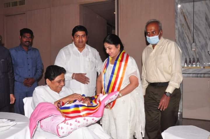 दक्षिण भारत के दौरे पर पहुंची बसपा सुप्रीमो  सुश्री मायावती जी कर्नाटक प्रदेश में रैली करने के पश्चात तमिलनाडु बसपा प्रदेश अध्यक्ष आर्मस्ट्रांग के बुद्ध पूर्णिमा के उपलक्ष्य में बच्ची के नामकरण में शामिल हुई।