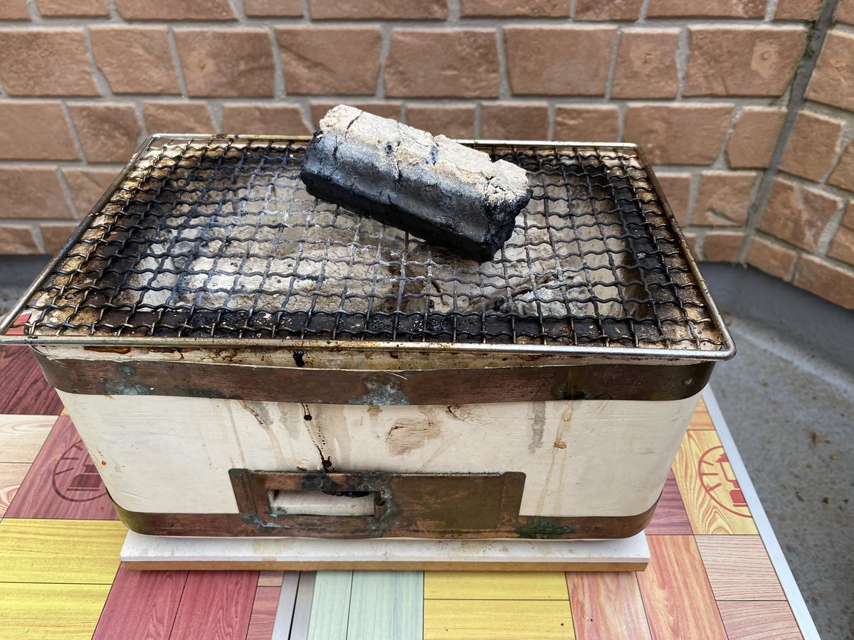 ou_asy's tweet photo. 連休のナカビがお休みウレシス。
とりあえずの、ベランダBBQタイム小休止！炭焼いて夜に備えますッ！ https://t.co/2pFj78PMGI