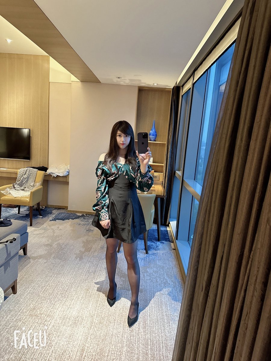 这套衣服我个人觉得是本批冷饭最佳，又有腰身，又有裙摆，还有碎花，加上露肩的一点小性感😉你们觉得呢