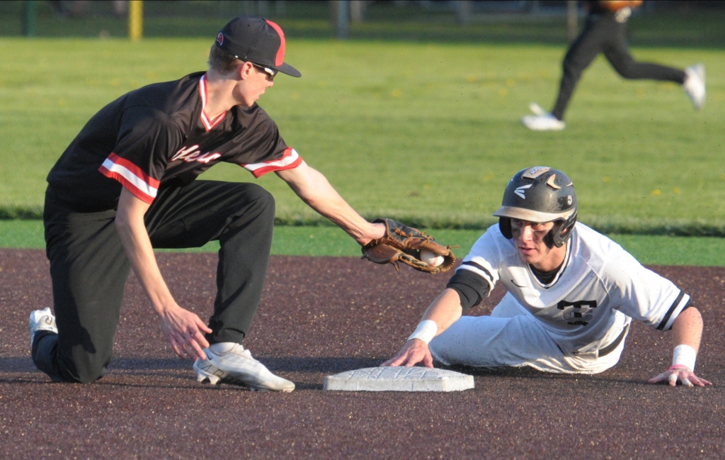 TheOaklandPress's tweet photo. Athens salvages one in rivalry series vs. Troy with mercy-rule win under lights https://t.co/bfHN2oX5d5 https://t.co/EaThOE9uKq