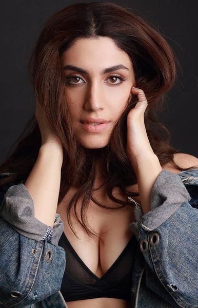 FilmyHoot's tweet photo. #DelbArarya #filmyhoot https://t.co/KBYJexFflo
