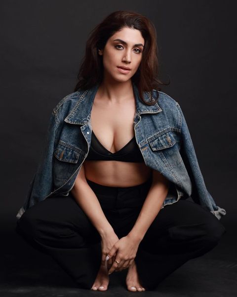 FilmyHoot's tweet photo. #DelbArarya #filmyhoot https://t.co/KBYJexFflo