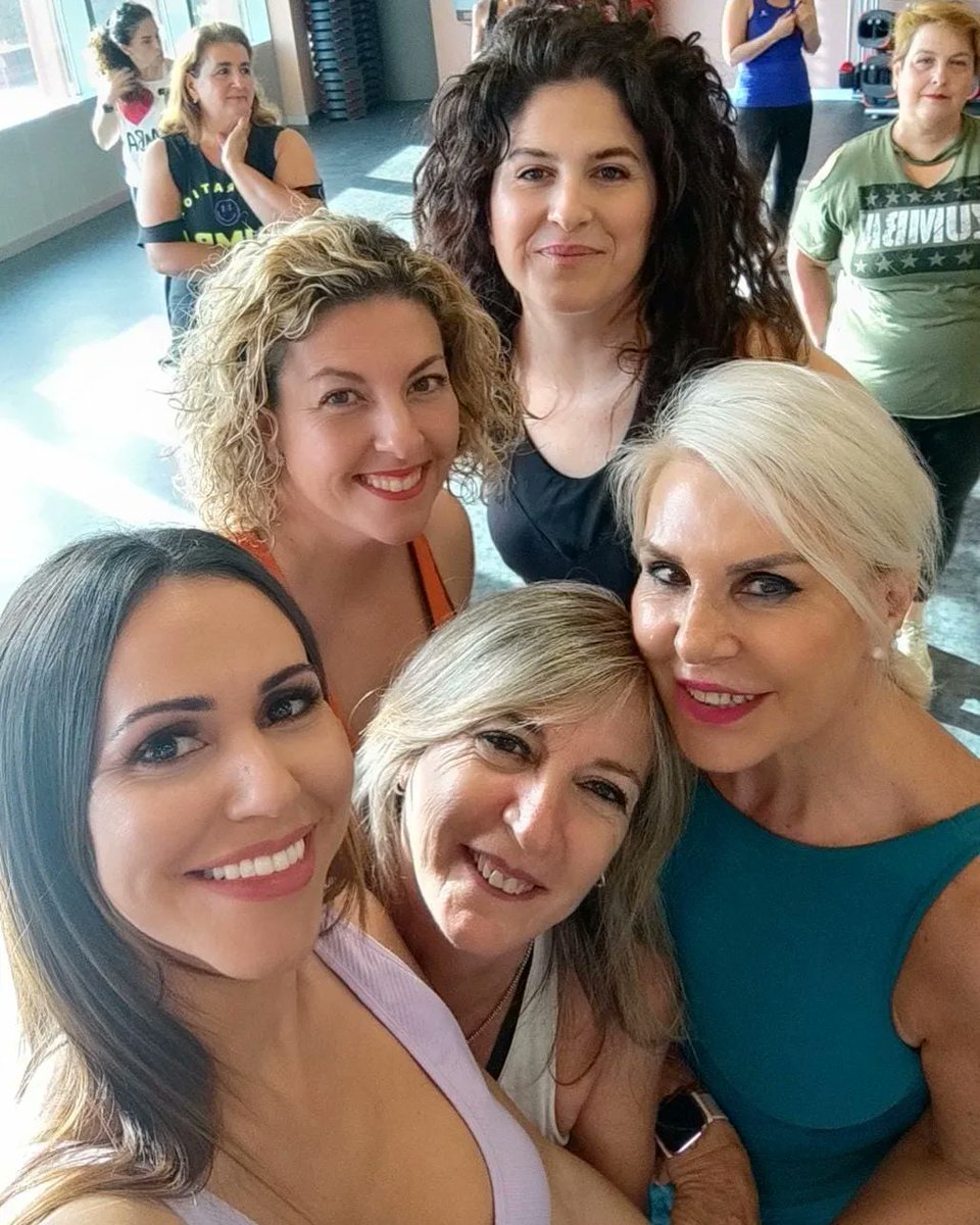 naninunoz's tweet photo. Así quiero despertar cada mañana...saboreando las dos horas de #Zumba, con ell@s. #MiProfe, #MisNiñas. Tarde APOTEÓSICA .💃💃💃😍😍😍#EnEstadoPuro🤣 https://t.co/dCBlGROIXs