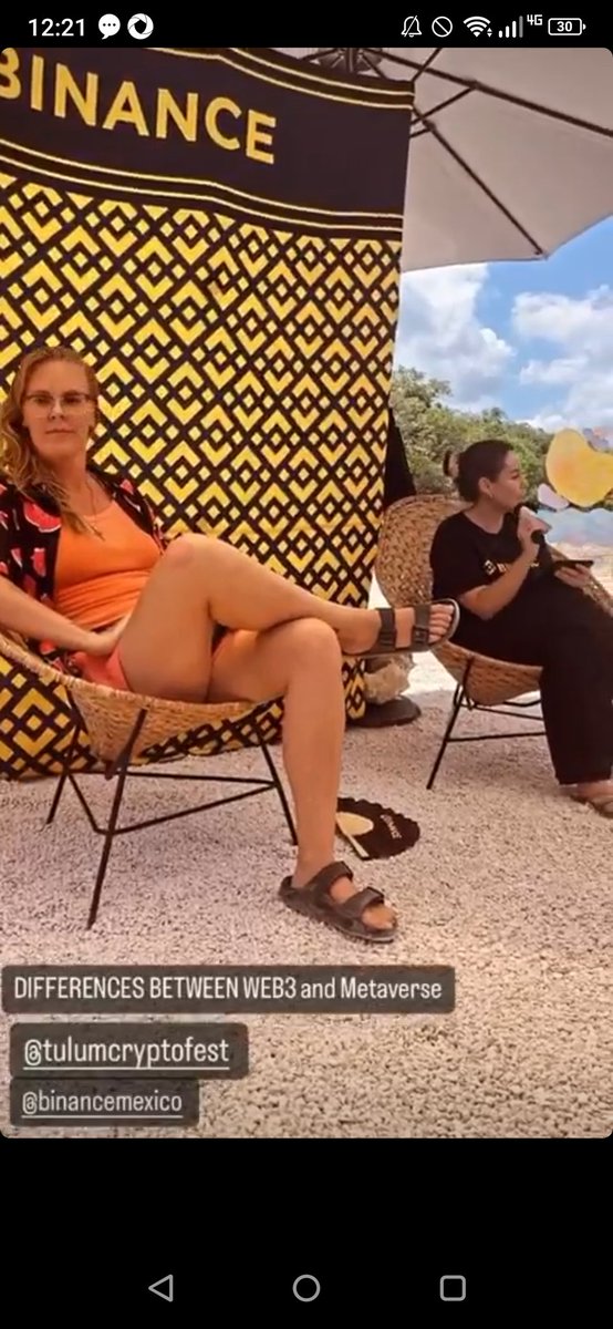 JJHayyaX's tweet photo. Very serious explanation of shitcoins, Metaverse and NFT's 😂🙏🏽☀️ With yours truly 🎤 #SunStage #Binance #tulum #crypto #festival https://t.co/wNPE5oauBs