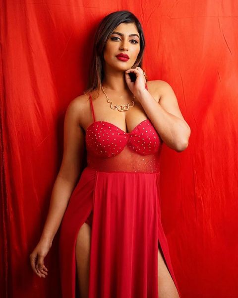 FilmyHoot's tweet photo. #YashikaAannand #filmyhoot https://t.co/hzRkYu8ybr
