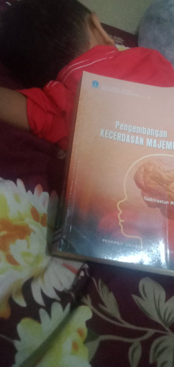 AndrielinaF's tweet photo. Hujan, mengoreksi tugas dan sesekali melihat si Sholeh tidur siang. https://t.co/RFT5gEGUWf