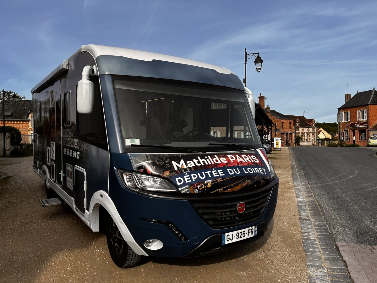 MathildePARIS45's tweet photo. 🚐 Ma permanence mobile s’est installée à #Sennely, place de l’église !
C’est le moment de venir échanger avec votre députée 😊
À tout de suite !
#PROXIMITE https://t.co/fZTKuhuAPu