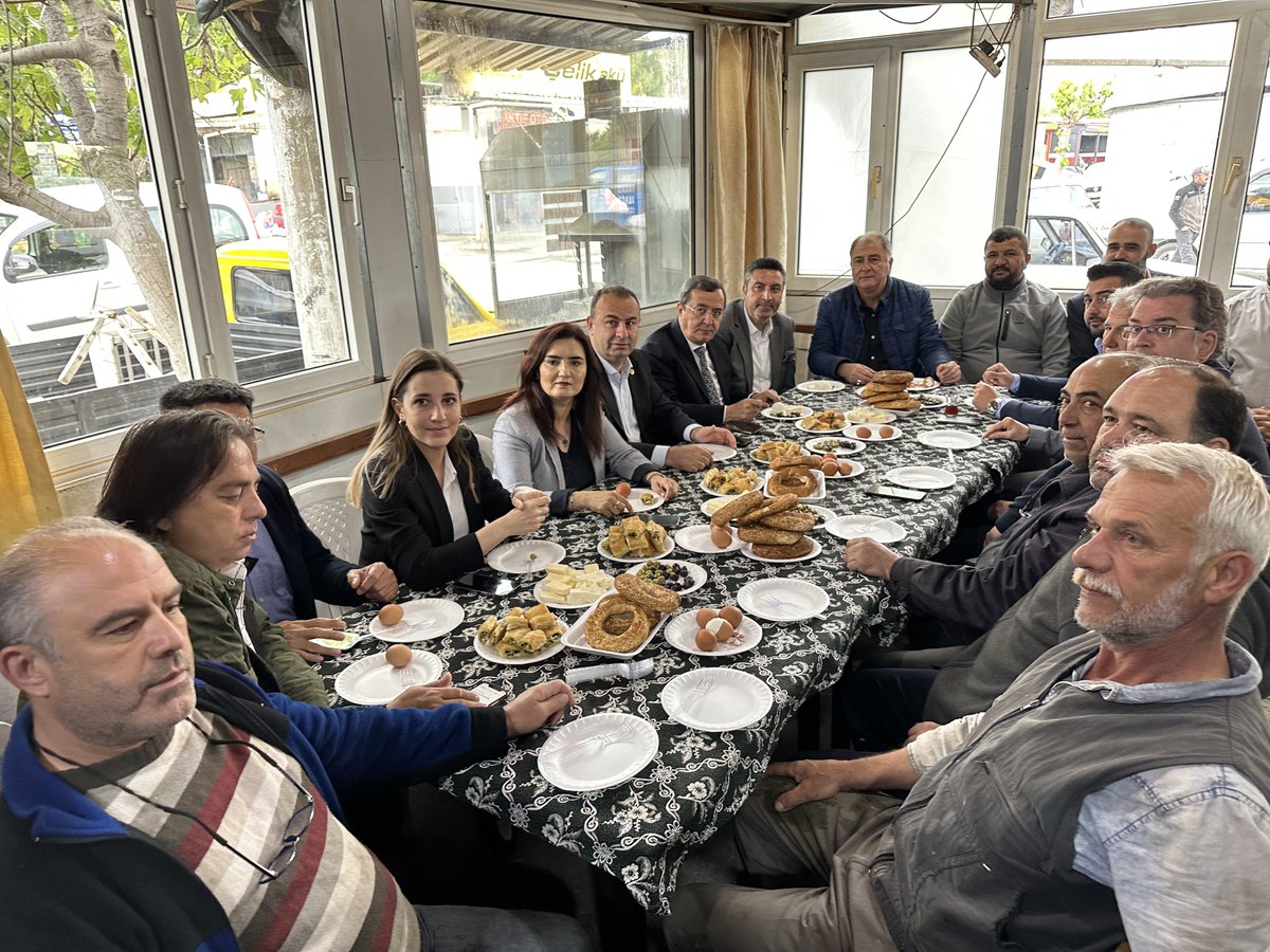 SEVDAERDAN's tweet photo. Güne, Urla’da sanayi esnafımızla kahvaltı yapıp esnaflarımızı ziyaret ederek başkadık. Sorunları değil bolluğu, bereketi konuşacağımız günlere az kaldı. 

İktidarımızda herkesin yüzü gülecek.. 
#Haydi #SanaSöz #Seçim2023 https://t.co/cbpg3aVRgP