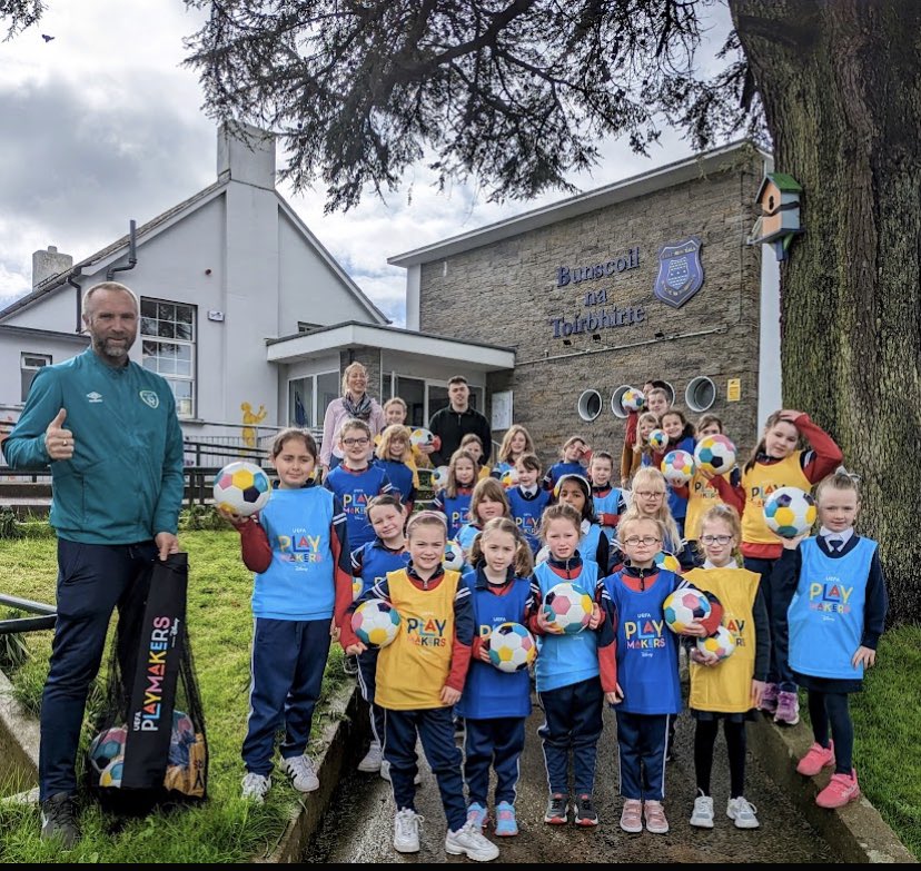 <a href="/FAIreland/">FAIreland</a> Regional Women &amp; Girls DO Derek Coughlan brings <a href="/UEFA_Foundation/">UEFA Foundation</a> Disney Playmakers to <a href="/BunscoilNaToirb/">Bunscoil na Toirbhirte</a>. Eleven programmes for girls aged 5-8 running across Cork this year! 👏👏👏 fai.ie/domestic/uefa-…