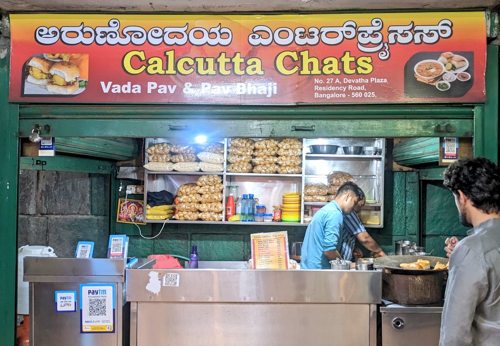 I've been looking for spicy north Indian chaats for a while now! Best one so far is this guy from Navada, Bihar making aloo tikki chaats that hit home. Thought I'll share 🥹

📍 Devatha Plaza, Basement Residency Rd (Smeg showroom building)