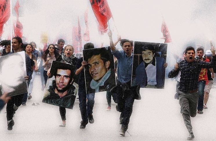 datcabelediyesi's tweet photo. Sararıp dökülmeden önce kızaran yapraklar ki onlar
Şan verdiler ortalığa bütün bir sonbahar
Mevsim dönüp de yeniden yeşermeğe başlayınca rüzgar
Çıplaklığında o atın yine onlar koşacaklar
O çocuklar
O yapraklar
O şarabi eşkiyalar
Onlar da olmasa benim gayrı kimim var?
Can YÜCEL https://t.co/teT1xOBR9T