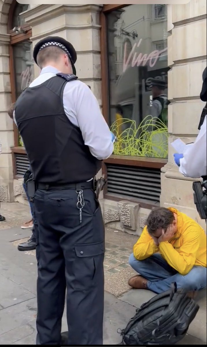 HighwaySqueak's tweet photo. @AERMorg @GrahamSmith_ @RepublicStaff arrested for peaceful protest. They have liaised with police from start & been assured they would be able to protest today. Stopping protest is a clear violation of his & Republic’s ECHR freedom of expression.
#RepublicArrested #Republic #GrahamSmith https://t.co/wIXjfwtlQe