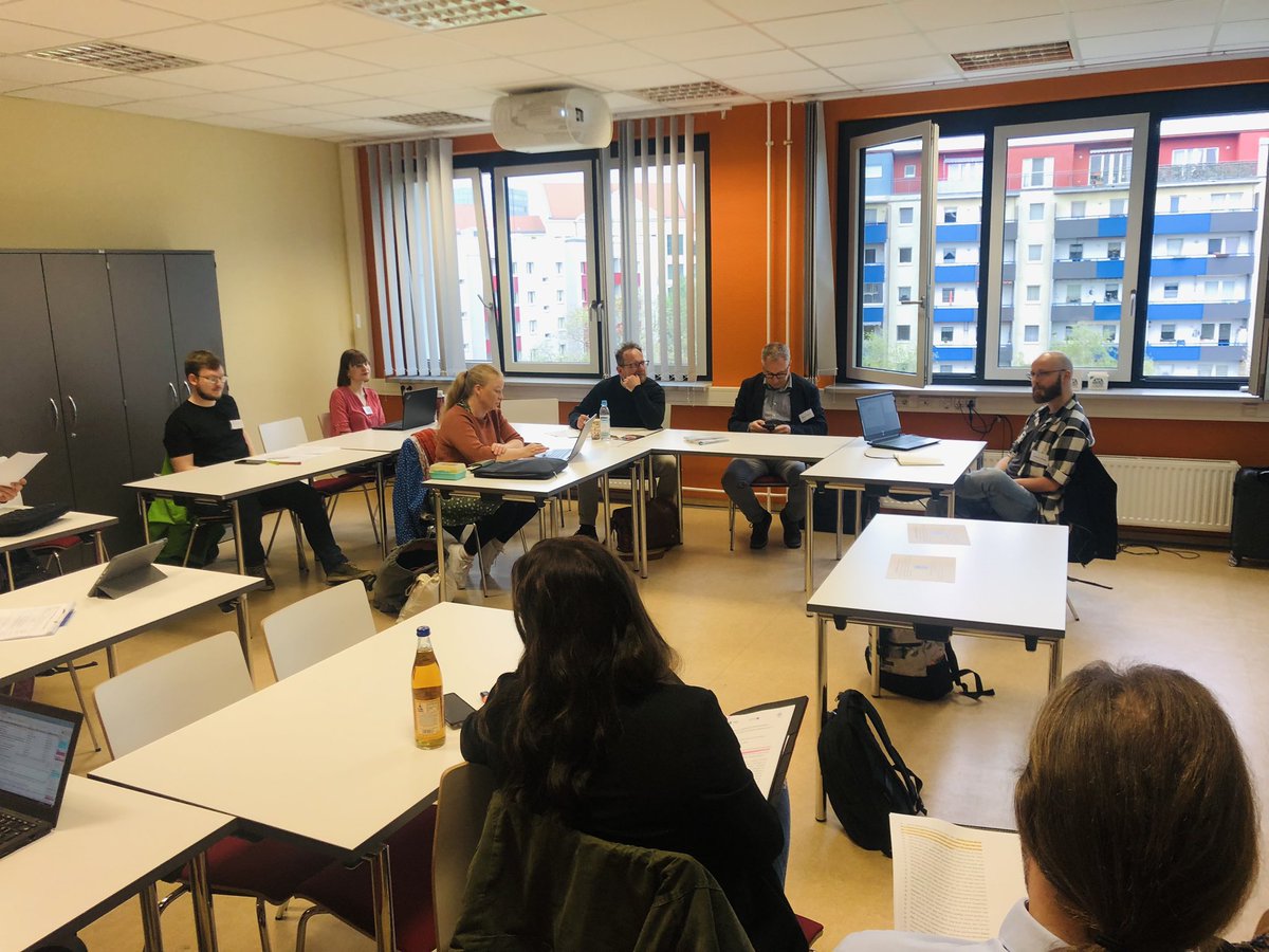 Es ist Samstag früh und im G40 der <a href="/OVGUpresse/">Otto-von-Guericke-Universität Magdeburg</a> wird präsentiert, gegrübelt, interpretiert und diskutiert. Das kann nur eins heißen: Der alljährliche Magdeburger Methodenworkshop des <a href="/ZSM_OvGU/">ZSM OvGU</a> findet statt und wir sind dabei! #Soziologie #ZSM #Magdeburg #Wissenschaft #Methoden