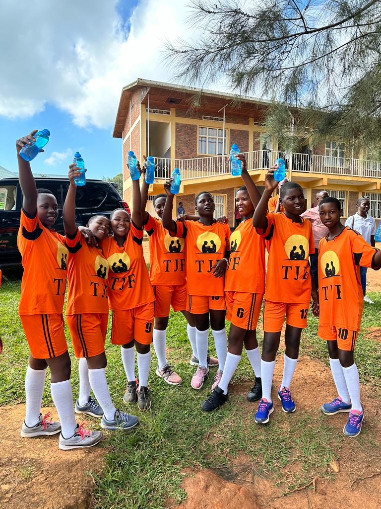 Jonathan_Found's tweet photo. It takes a team to make great things happen!
#StartingGood #FundChat #CharitySaturday #Fundraising #Charity #SocialGood
#MicroVolunteering #Voluntourism #LOVols https://t.co/3tIbjfruor
