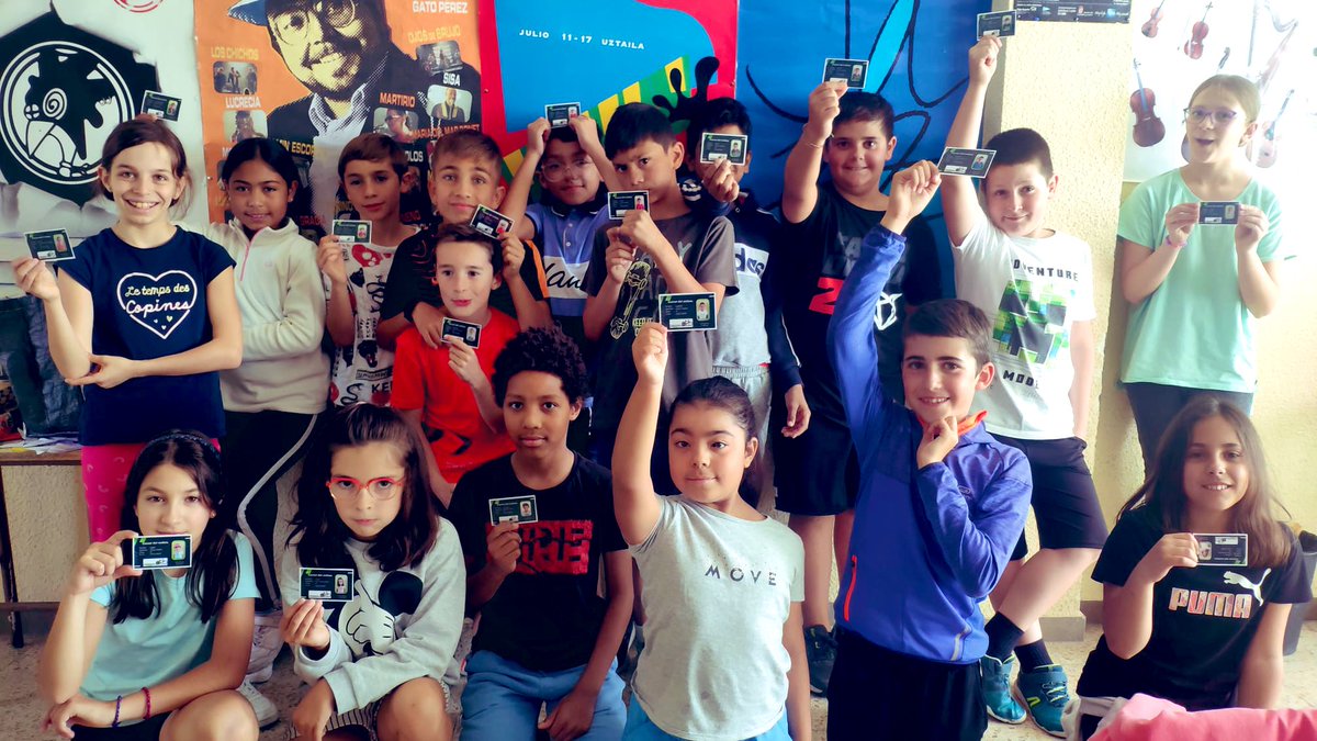 ¡La bici-escuela en el cole! Los alumnos y alumnas de 3° y 4° ya recibieron su carnet del ciclista! Los de 5° y 6° lo recibirán en breve! ¡Grandes ciclistas!
#edufis #movilidadactiva <a href="/Mov_activa/">Los Ángeles de Rubin 🚴🏻‍♂️</a> <a href="/educacyl/">Educación JCyL</a> Todos los vídeos y 📸 en la web del centro.