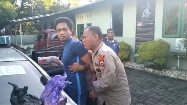 🚨 𝐁𝐑𝐄𝐀𝐊𝐈𝐍𝐆!

Eks pemain PSM Makassar, Achmad Hisyam Tolle ditangkap polisi usai melakukan penikaman terhadap sekuriti sebuah karaoke di Makassar.

Pada tahun 2019, Saat Achmad membela PSIM Yogyakarta dia dijatuhi sanksi 5 tahun larangan bermain di kompetisi lokal.