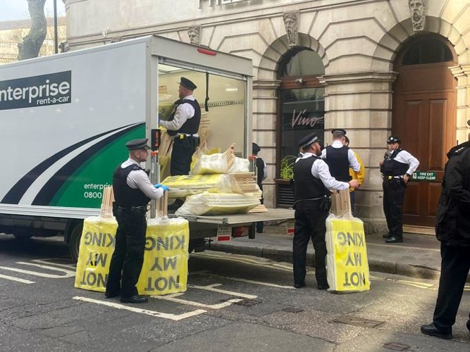 So the @metpoliceuk are seizing anti-monarchy demonstrators placards this morning. This is full blown North Korea denial of dissent