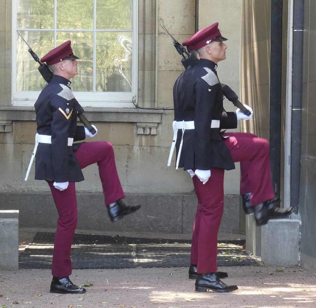 Fact of the Day: Soldiers on guard at Buckingham Palace balance on their right foot during the #Coronation as the transfer of power is moved to King Charles III, once the King is crowned their left foot will lower to signify the completion of power transfer

📸 from a Canberra