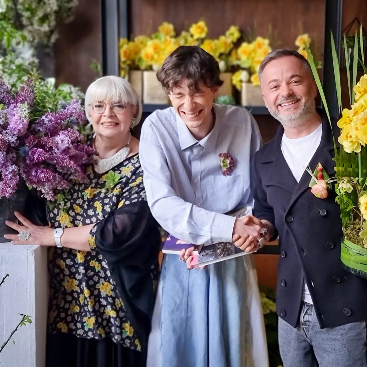 irina_margot's tweet photo. Mulțumesc și întorc urările pentru toate Irinele!
Cu un braț de flori pentru Încoronare și pentru emisiunea: "Vis sau realitate", care se va difuza duminică 7 mai, pe #TVR1 de la 16.30
#flowers by #Iris https://t.co/27auUX9LVs