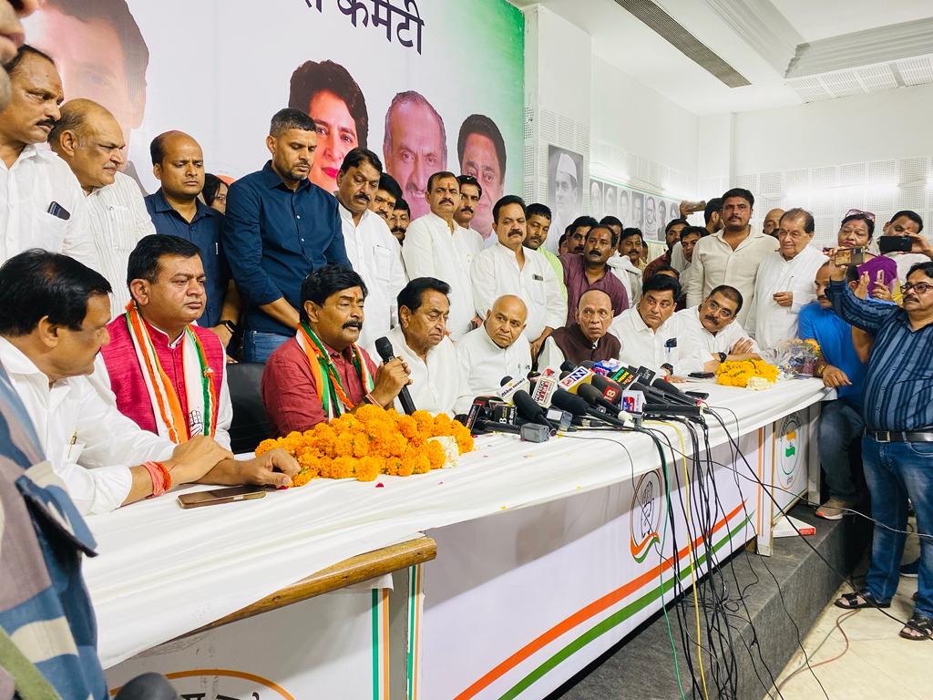 प्रदेश कांग्रेस अध्यक्ष श्री <a href="/OfficeOfKNath/">Kamal Nath</a> जी के नेतृत्व में भाजपा के वरिष्ठ नेता, पूर्व मंत्री एवं पूर्व विधायक श्री दीपक जोशी जी कांग्रेस में शामिल हुए।

लोकतंत्र बचाने और मध्यप्रदेश से जंगलराज मिटाने की इस लड़ाई में श्री दीपक जोशी जी का कांग्रेस परिवार में स्वागत है।