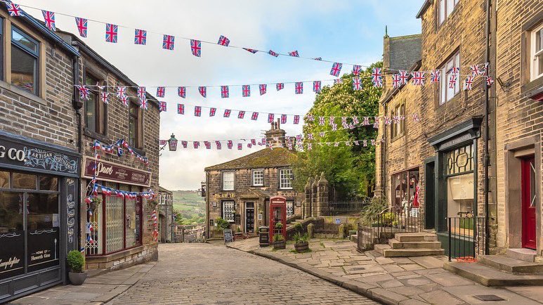 Had a fantastic evening at @BingleyArtsCntr watching The Cavern Beatles but it meant I didn’t get up in time to get across to Haworth for Coronation Day sunrise as planned. I’m afraid you’ll have to make do with a pic of last year’s Platinum Jubilee celebrations 😬