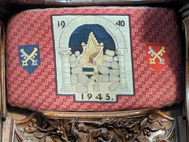 ancient_schools's tweet photo. #OTD We have many Gloucester connections with the coronation to celebrate:  the King's visit as Prince Charles in 1998; the coronation of his ancestor Henry III in our nave in 1216;  the processional cross used in 1953; &amp; the coronation chair kept in our crypt during World War 2. https://t.co/AhgsSjUsAC