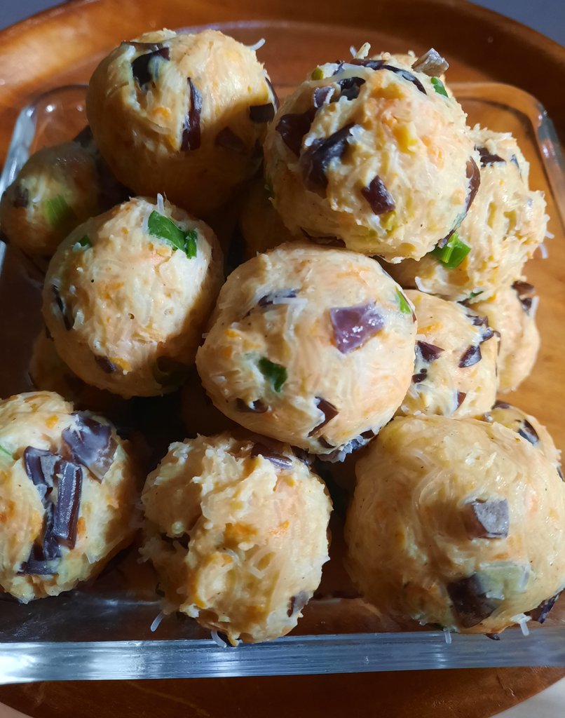afsharry's tweet photo. Iseng nyari menu sehat biar gak yang digoreng teros. Eh nemu resep ini. Masukin freezer tiap mau dibuat tinggal rebus. Kelar. Full protein pun.
😅

Baso Lohua.
#masakhariini #maksiapa @kindymoh @arieparikesit https://t.co/O7IHDVmulc