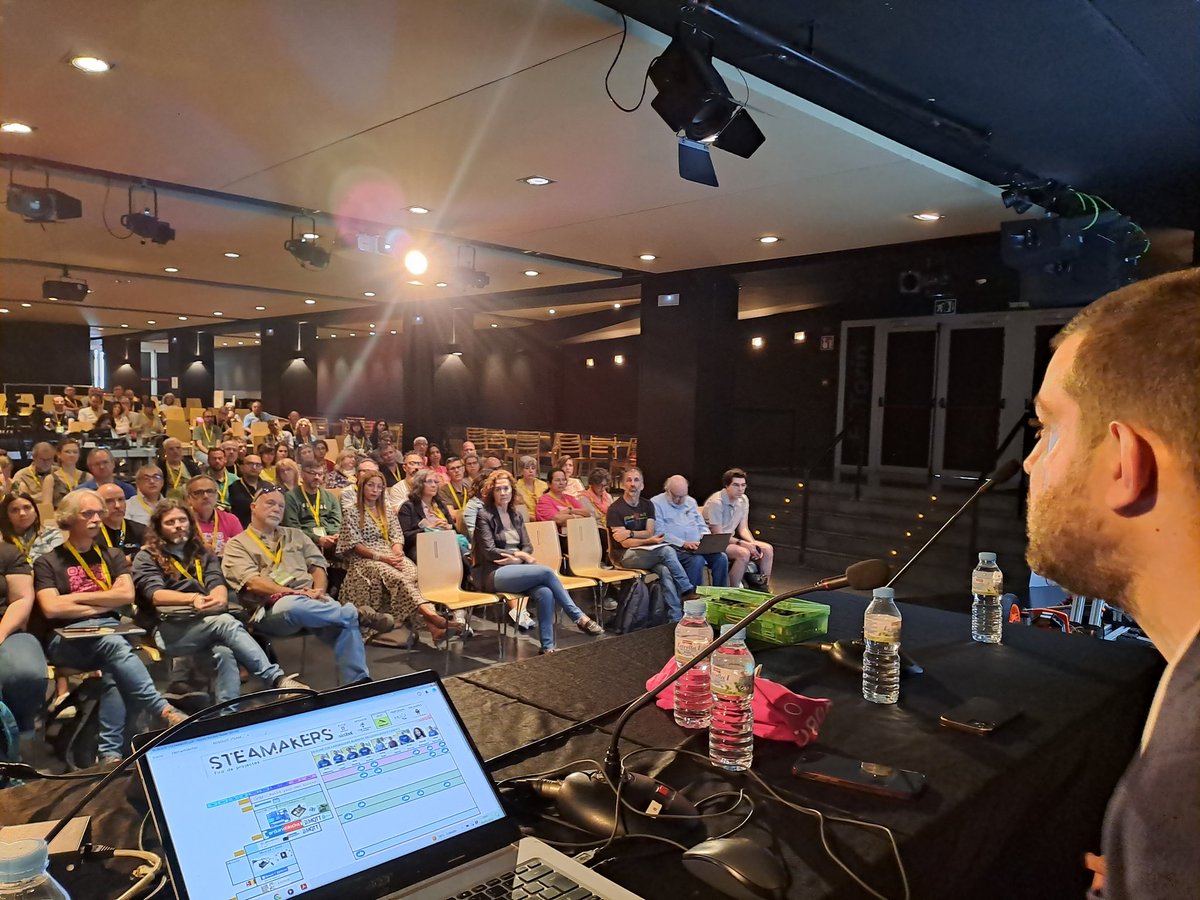 Ara mateix <a href="/JoanCuevas/">Joan Cuevas 🎗</a> , DG de Innovació d'<a href="/educaciocat/">Educació</a> dona les gràcies en la participació dels docents al #RobolotCon23.
<a href="/ROBOLOT/">ROBOLOT</a> <a href="/feriasteamakers/">feriasteamakers</a>