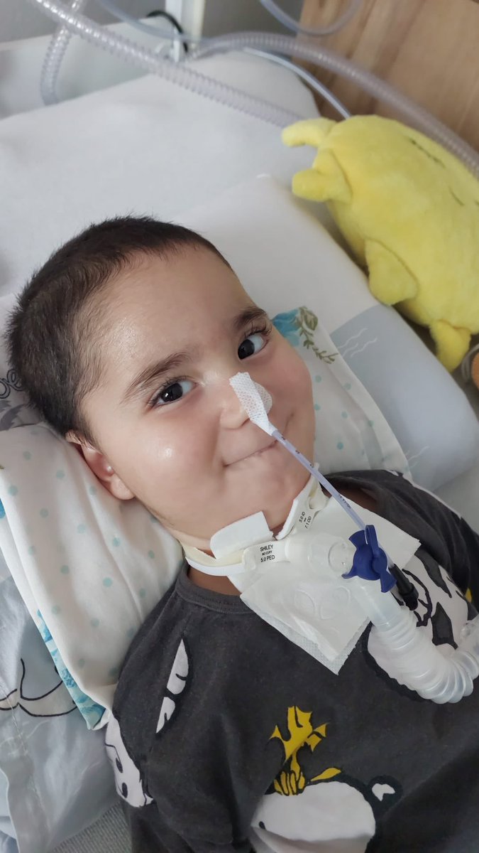MetineUmutOll's tweet photo. Tüm acılara inat gülüyorum ben, çünkü biliyorum ki bir gün güneş benim için doğacak.. Ben de ikizim Çetin gibi koşup oynayacağım. Artık çok yoruldum,eller çoğaldıkça yükler hafiflermiş, ellerimden tutun lütfen 🙏 #BabarAzam #COVID19 #denizgezmis #HIDIRELLEZ #Napoli https://t.co/c7Puc4YQK5