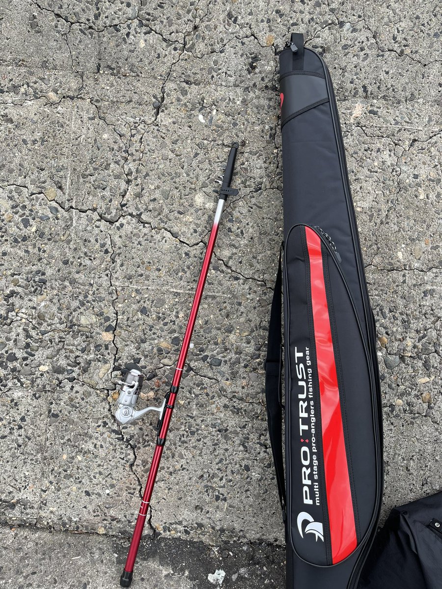 djmelmelmelme's tweet photo. 堤防釣りデビューにつきマイ釣り竿GETしました〜🎣
初日の釣果は草フグ🐡🤣w

頑張って練習します＿|￣|○ https://t.co/504J7gi2Qc
