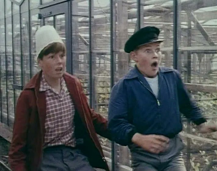 TalkingPicsTV's tweet image. Tim visits his penfriend and discovers a diamond heist in HUNTED IN HOLLAND (1961) 9:55am #SeanScully #JacquesVerbrugge CFF family feature #TPTVsubtitles