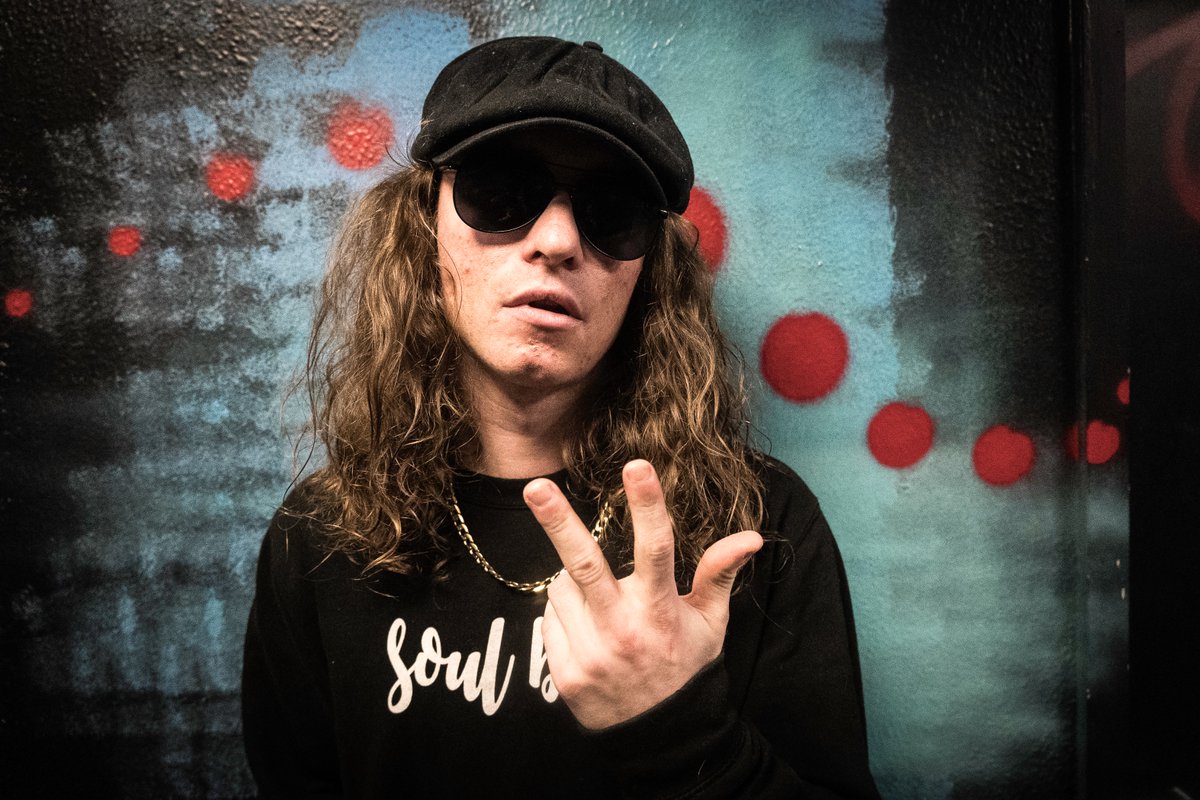 Yo Twitter I know this only reaches a few people haha but if you see this... we have just dropped our new single today.. Retweet this and then go and stream it... open.spotify.com/track/04Ety0it…