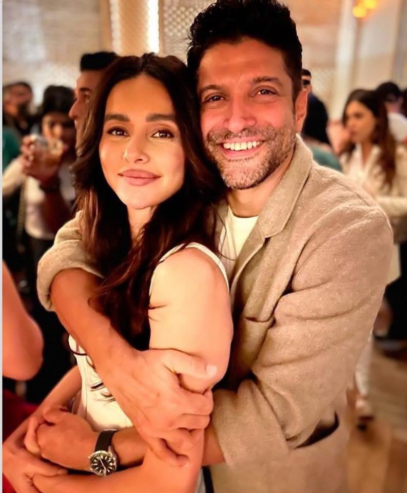 Exclusive : #ShibaniDandekar bored from #FarhanAkhtar now a days !! She is not feeling happy with him anymore. But Poor Soul #FarhanAkhtar trying his best to save his 2nd marriage. They did alot of sex before marriage. Ab “ Bore ” Hona Hi tha 😐😛