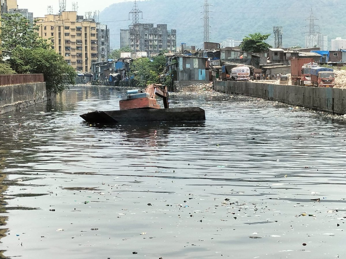 मानखुर्द नाला येथे गाळ काढण्याच्या कामाची पाहणी बृहन्मुंबई महानगरपालिकचे अतिरिक्त आयुक्त (प्रकल्प) श्री. पी वेलरासू यांनी केली. या नाल्यातील गाळ काढण्याच्या कामाला अधिक गती देण्यासाठी त्यांनी सूचना दिल्या. अतिरिक्त मशीन आणि मनुष्यबळ वापरा असेही ते म्हणाले. यावेळी उपआयुक्त