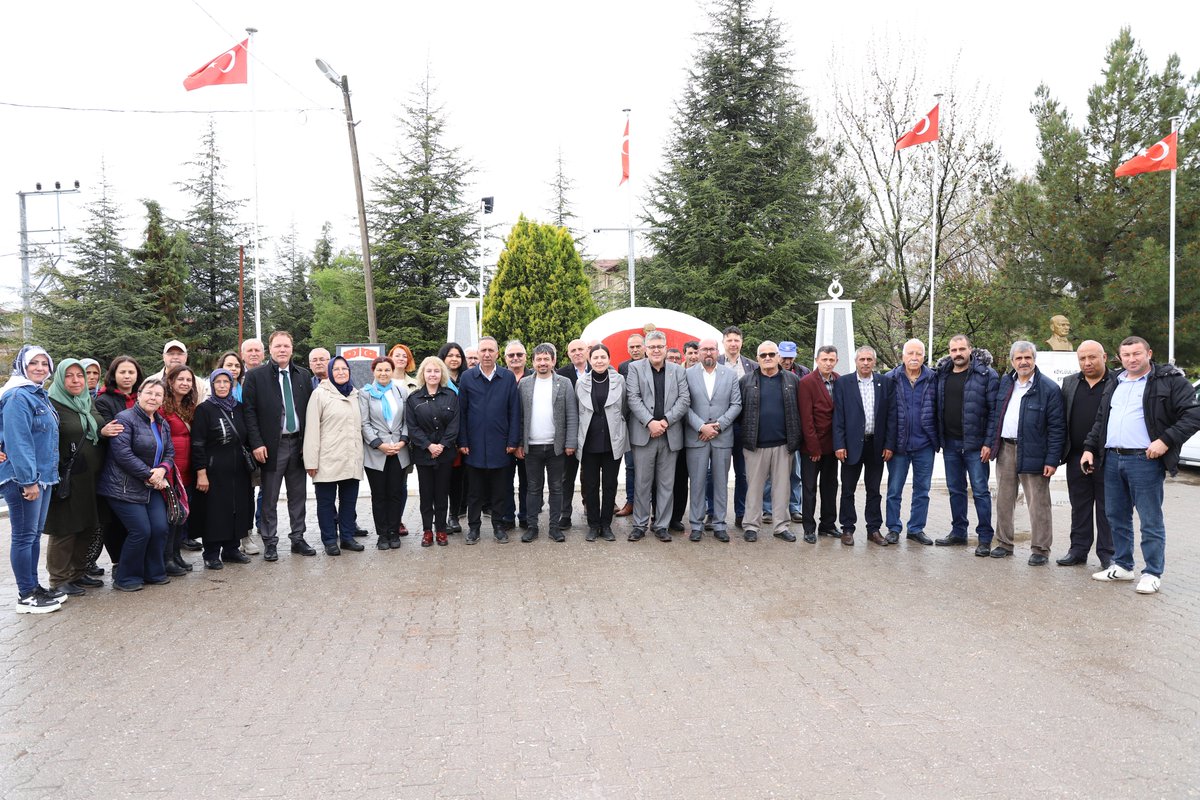 muhammetgur64's tweet photo. Kıymetli Omurca Köyümüzün sakinleri ile bir araya geldik dertleştik, hasbihal ettik. Güzel sohbet, destek ve sıcak ilgileri için teşekkür ediyoruz. Söz verdik İYİ Parti iktidarında yüzler gülecek. Omurca İYİ’lerden yana.

#AzKaldı
#TürkiyeTarihYazacak!
#UsakTarihYazacak!
#UmutsuzlukTarihOlacak!