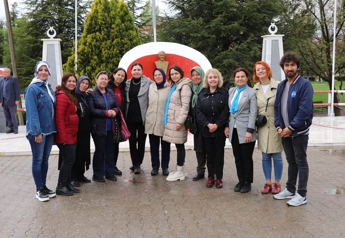 muhammetgur64's tweet photo. Kıymetli Omurca Köyümüzün sakinleri ile bir araya geldik dertleştik, hasbihal ettik. Güzel sohbet, destek ve sıcak ilgileri için teşekkür ediyoruz. Söz verdik İYİ Parti iktidarında yüzler gülecek. Omurca İYİ’lerden yana.

#AzKaldı
#TürkiyeTarihYazacak!
#UsakTarihYazacak!
#UmutsuzlukTarihOlacak!